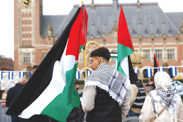  Esta semana se celebra en La Haya una manifestación PRO-PALESTINA después de que Nicaragua solicitara a la Corte Internacional de Justicia que ordene a Alemania detener las exportaciones de armas a Israel y reanudar su financiación a la UNRWA. (photo credit: PIROSCHKA VAN DE WOUW/REUTERS)