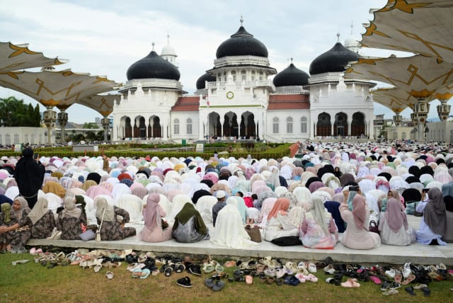  Indonesian Muslims attend mass prayers at Baiturrahman mosque during Eid al-Fitr, marking the end of the holy fasting month of Ramadan, in Banda Aceh, Indonesia, April 10, 2024. (photo credit: REUTERS/Riska Munawarah)