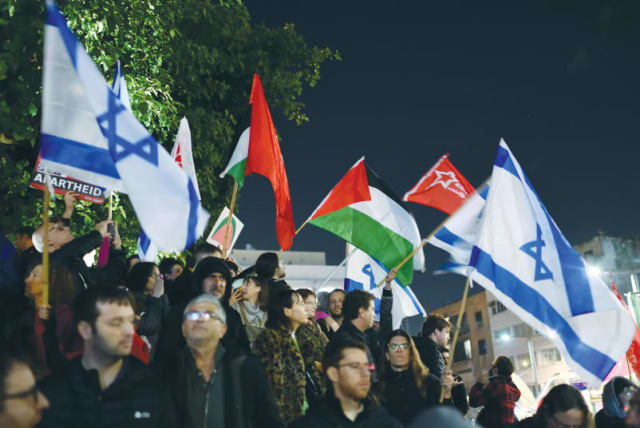  Banderas palestinas e israelíes ondean en una manifestación de protesta contra la política del nuevo gobierno de Netanyahu, en Tel Aviv, a principios de este mes.Banderas palestinas e israelíes ondean en una manifestación de protesta contra la política del nuevo gobierno de Netanyahu, en Tel Aviv,  (photo credit: GILI YAARI/FLASH90)