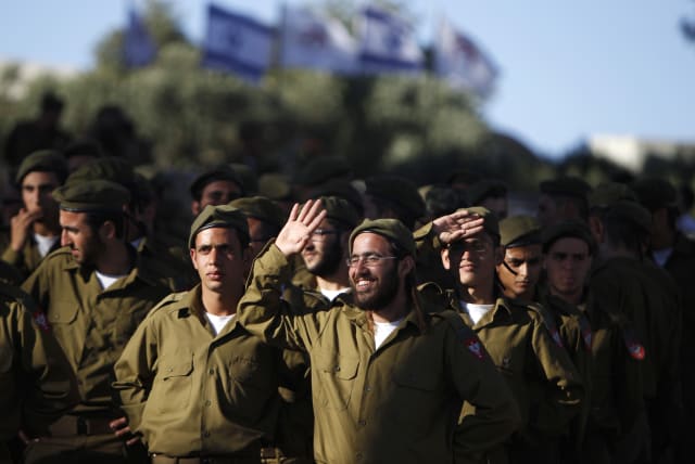  Israeli soldiers of the Netzah Yehuda Haredi infantry battalion are seen during their swearing-in ceremony in Jerusalem May 26, 2013, marking the end of their basic training in the Israeli Defense Forces. Israel clinched a deal on Wednesday to abolish wholesale exemptions from military service for  (photo credit: REUTERS)