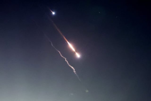 Αντικείμενα φαίνονται στον ουρανό πάνω από την Ιερουσαλήμ αφού το Ιράν εκτόξευσε drones και πυραύλους προς το Ισραήλ, στην Ιερουσαλήμ στις 14 Απριλίου 2024. (πίστωση φωτογραφίας: RONEN ZVULUN/REUTERS)