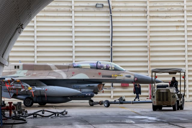 Τεχνικοί της ισραηλινής αεροπορίας που εργάζονται σε ένα F-16 Fighting Falcon στην αεροπορική βάση Ramat David, βόρειο Ισραήλ, 14 Ιανουαρίου 2024. (πίστωση φωτογραφίας: David Cohen/Flash90)
