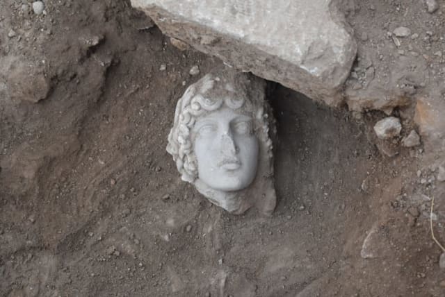  Cabeza del antiguo dios Apolo de 1800 años de antigüedad. (photo credit: Greek Ministry of Education)