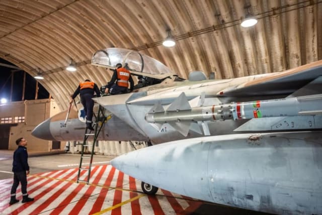  Las tripulaciones trabajan en un F-15 Eagle de la Fuerza Aérea israelí en un hangar, que se dice que está siguiendo una misión de interceptación de un ataque con drones y misiles iraníes contra Israel, en esta imagen publicada el 14 de abril de 2024. (photo credit: Israel Defense Forces/Handout via REUTERS)