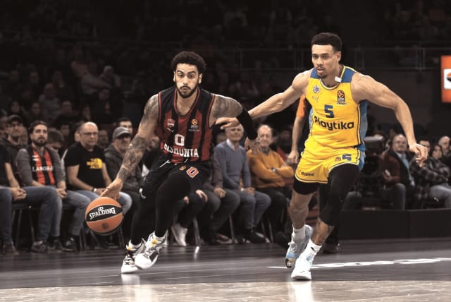  MARKUS HOWARD (left) and Baskonia are sure to give Wade Baldwin (right) and Maccabi Tel Aviv a tough challenge tonight in their Euroleague Play In in Belgrade. (photo credit: BASKONIA/COURTESY)