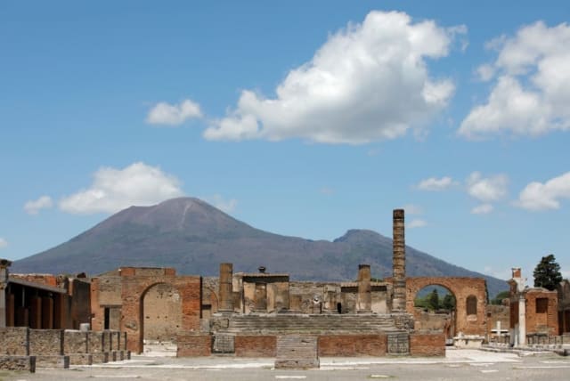  Se ve el sitio arqueológico de la antigua ciudad romana de Pompeya, 2020. (photo credit: VIA REUTERS)
