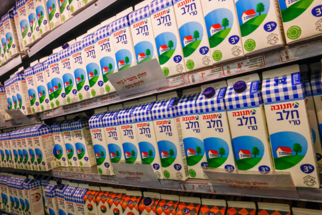  Leche, con un cartel que dice "la leche está limitada a 2 cartones por cliente", en un supermercado de Jerusalén el 22 de marzo de 2023. (photo credit: MARC ISRAEL SELLEM/THE JERUSALEM POST)
