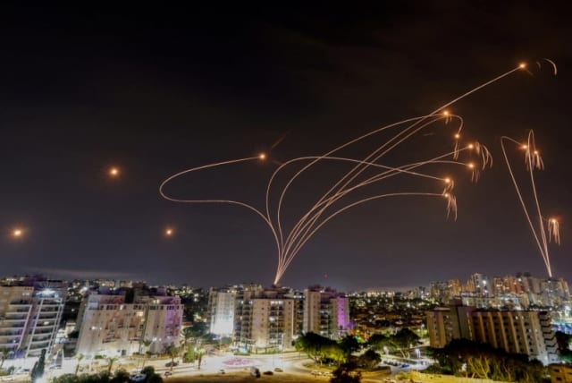  El sistema antimisiles israelí Cúpula de Hierro intercepta cohetes lanzados desde la Franja de Gaza, visto desde la ciudad de Ashkelon, Israel, 9 de octubre de 2023. (photo credit: REUTERS/AMIR COHEN)
