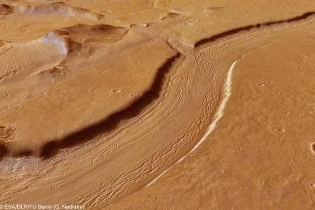  Vista en perspectiva de Reull Vallis generada por ordenador a partir de los datos obtenidos por la Cámara Estéreo de Alta Resolución (HRSC) de la sonda Mars Express de la ESA.Vista en perspectiva de Reull Vallis generada por ordenador a partir de los datos obtenidos por la Cámara Estéreo de Alta Re