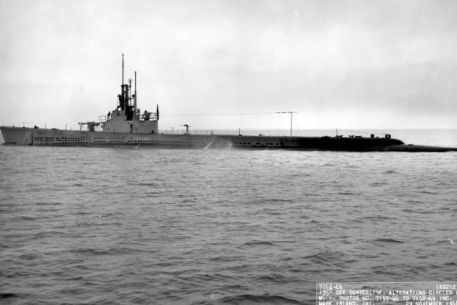  USS Gato frente al astillero de Mare Island, 29 de noviembre de 1944 (photo credit: US NAVAL HISTORICAL CENTER/PUBLIC DOMAIN/VIA WIKIMEDIA COMMONS)