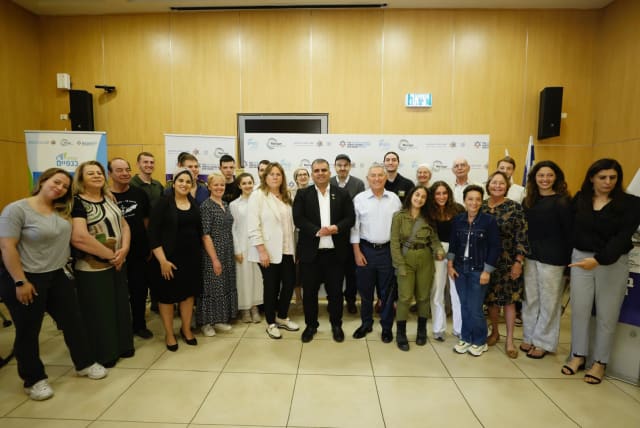  Lone Soldiers and their families pose with Jewish Agency CEO Amira Ahronoviz, Minister of Aliyah and Integration Ofir Sofer and Chairman of The Jewish Agency Maj. Gen. (res.) Doron Almog (photo credit: OLIVIER FITOUSSI)