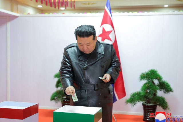  El líder de Corea del Norte, Kim Jong-un, deposita su voto durante unas elecciones locales, en la provincia de Hamgyong del Sur, Corea del Norte, en esta imagen publicada el 27 de noviembre de 2023. (photo credit: KCNA/VIA REUTERS)
