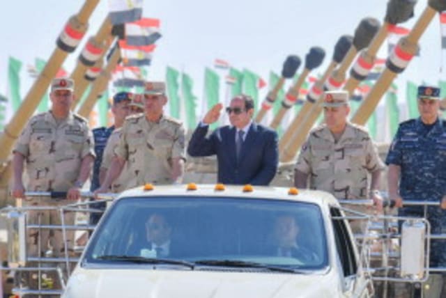 El presidente egipcio, Abdel Fattah al-Sisi, inspecciona las unidades militares egipcias en Suez, mientras declara a los medios de comunicación en su discurso que El Cairo está desempeñando un papel muy positivo en la desescalada de la crisis de Gaza, Egipto, 25 de octubre de 2023. (photo credit: THE EGYPTIAN PRESIDENCY/HANDOUT VIA REUTERS)