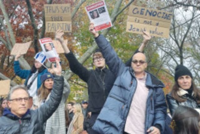 Judíos PRO-ISRAEL Y anti-ISRAEL protagonizan un enfrentamiento en el campus de la Universidad de Michigan, durante el Fin de Semana de Padres y Familias, el mes pasado. (photo credit: ELI PLOTKIN)