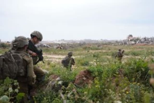 Fuerzas de Defensa de Israel operando en la Franja de Gaza el 11 de abril de 2024 (photo credit: IDF SPOKESPERSON UNIT)