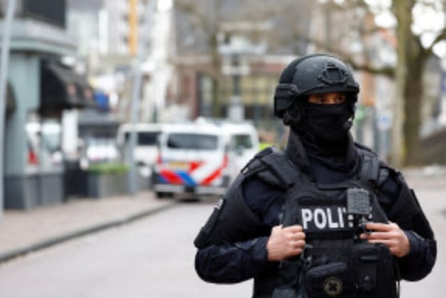 Un policía holandés monta guardia. 30 de marzo de 2024. (photo credit: REUTERS/PIROSCHKA VAN DE WOUW)