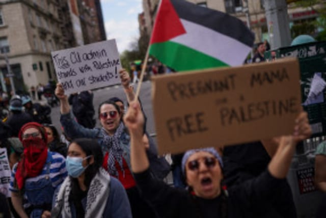 Manifestantes se reúnen frente a la Universidad de Columbia para exigir un alto el fuego y el fin de los ataques israelíes contra Gaza, durante el actual conflicto entre Israel y el grupo islamista palestino Hamás, durante una protesta en Nueva York, Estados Unidos, el 20 de abril de 2024. (photo credit: Reuters/Adam Gray)