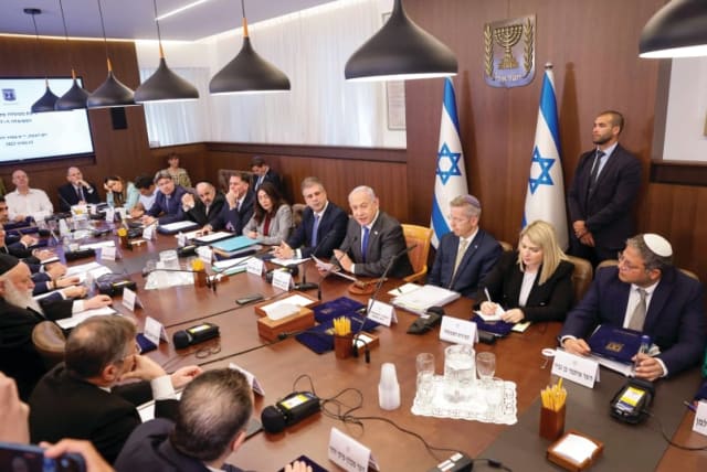  El PRIMER MINISTRO Benjamin Netanyahu reúne a su gabinete en Jerusalén. (photo credit: MARC ISRAEL SELLEM/THE JERUSALEM POST)