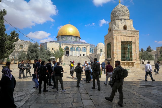  Israeli security forces guard while Jews and tourist visit the Temple Mount, in Jerusalem's Old City, August 28, 2023. (photo credit: JAMAL AWAD/FLASH90)