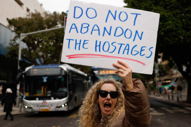  Una mujer participa en una protesta exigiendo un acuerdo sobre los rehenes, en Tel Aviv, Israel, 1 de febrero de 2024. (photo credit: REUTERS/SUSANA VERA)