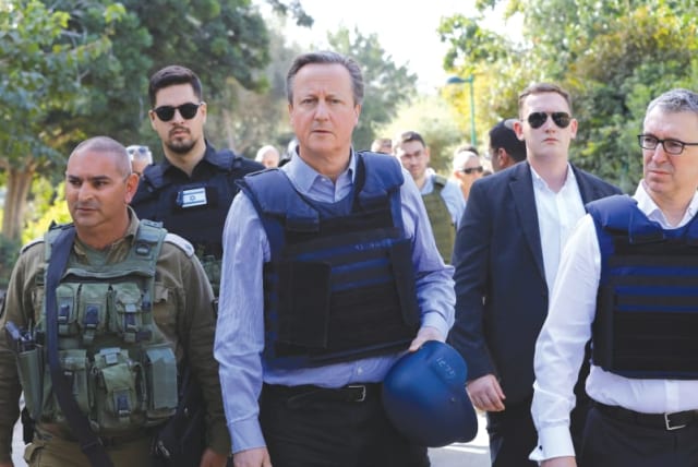  El ministro británico de Asuntos Exteriores, David Cameron, visita el kibutz Be'eri en noviembre. Hasta ahora, la nueva política británica en Oriente Próximo da sus frutos, tendiendo puentes de confianza con la parte israelí, sostiene el escritor. (photo credit: Alexander Ermochenko/Reuters)