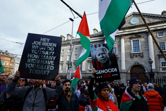  Varias personas asisten a una protesta en solidaridad con los palestinos de Gaza, en medio del actual conflicto entre Israel y el grupo islamista palestino Hamás, frente al Trinity College de Dublín, Irlanda, 18 de noviembre de 2023. (photo credit: Clodagh Kilcoyn/Reuters)