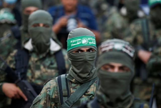  Militantes palestinos de Hamás participan en una manifestación contra Israel en la ciudad de Gaza el 22 de mayo de 2021. (photo credit: REUTERS/MOHAMMED SALEM)