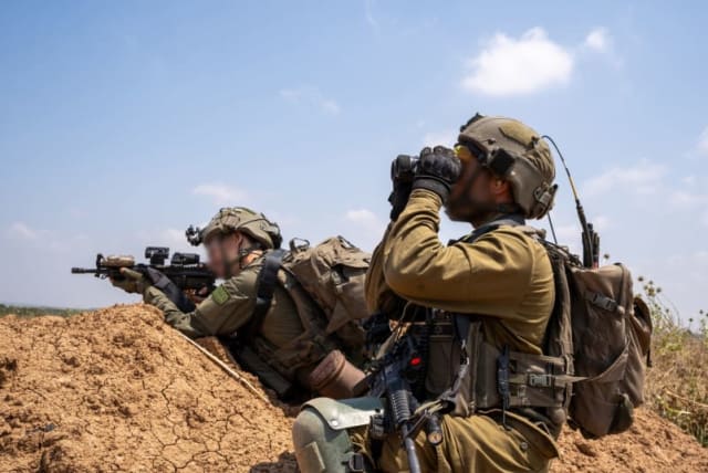  Soldados de las FDI operan en la Franja de Gaza, 23 de abril de 2024. (photo credit: IDF SPOKESPERSON UNIT)