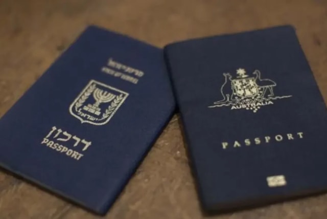  Passports  (photo credit: YONATAN SINDEL/FLASH90)
