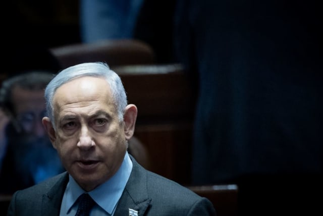  El primer ministro israelí Benjamin Netanyahu llega a una discusión y una votación sobre la expulsión de MK Ofer Cassif en la sala de asambleas de la Knesset, el parlamento israelí en Jerusalén, 19 de febrero de 2024. (photo credit: YONATAN SINDEL/FLASH90)