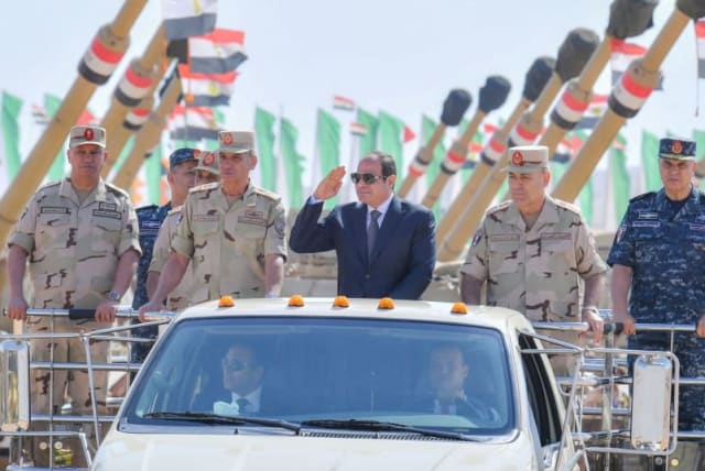  El presidente egipcio, Abdel Fattah al-Sisi, inspecciona las unidades militares egipcias en Suez, mientras declaraba a los medios de comunicación en su discurso que El Cairo está desempeñando un papel muy positivo en la desescalada de la crisis de Gaza, Egipto, 25 de octubre de 2023 en esta foto de (photo credit: THE EGYPTIAN PRESIDENCY/HANDOUT VIA REUTERS)
