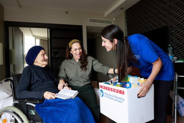 Tamar Yifrach, a 'With Dignity and Fellowship' beneficiary from the city of Netivot is visited by Yael Eckstein. (photo credit: CHEN SCHIMMEL)