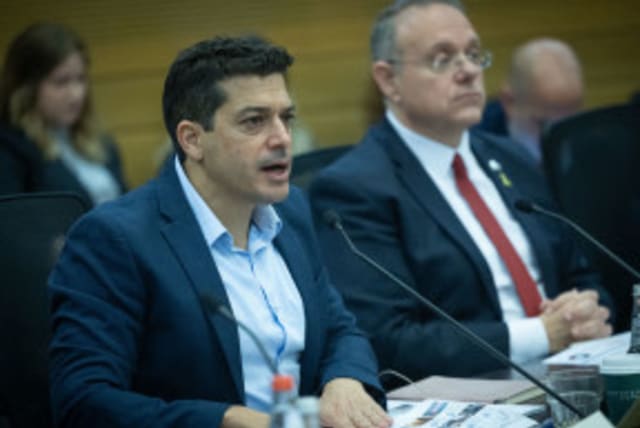  El ministro israelí de Asuntos de la Diáspora, Amichai Chikli, habla en la Comisión de Inmigración, Absorción y Asuntos de la Diáspora en la Knesset, el Parlamento israelí en Jerusalén, el 19 de diciembre de 2023. (photo credit: YONATHAN SINDEL/FLASH90)