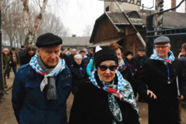  SUPERVIVIENTES DEL HOLOCAUSTO visitan el emplazamiento del campo de exterminio de Auschwitz, durante las ceremonias que conmemoran el 73 aniversario de la liberación del campo y el Día Internacional de Conmemoración de las Víctimas del Holocausto, en Polonia en enero de 2018. (photo credit: KACPER PEMPEL / REUTERS)