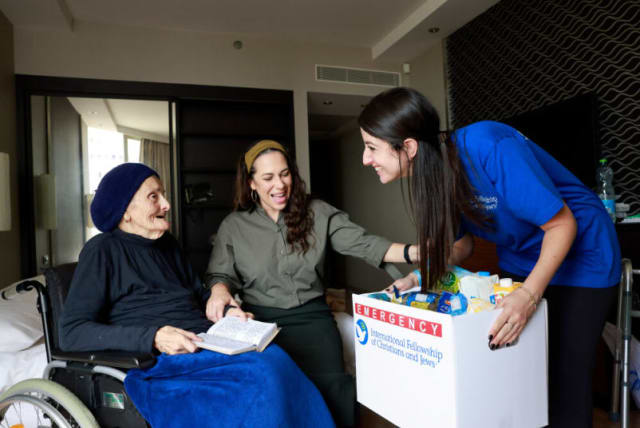  Tamar Yifrach, beneficiaria de "Con dignidad y compañerismo" de la ciudad de Netivot, recibe la visita de Yael Eckstein. (photo credit: CHEN SCHIMMEL)