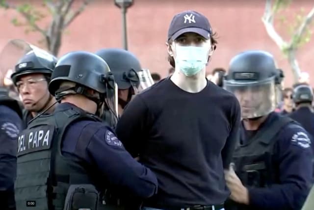  La policía detiene a un manifestante propalestino en el campus de la USC en Los Ángeles, California, Estados Unidos, el 24 de abril de 2024, en esta imagen fija tomada de un vídeo. (photo credit: REUTERS TV)