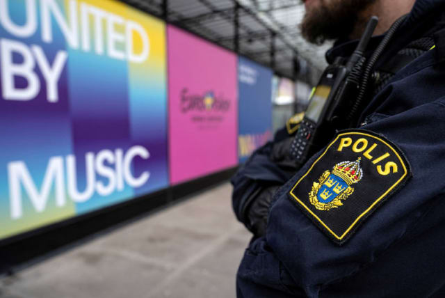  Guardia policial en el exterior del Malmo Arena antes de Eurovisión en Malmo, Suecia. 26 de abril de 2024. (photo credit: News Agency/Johan Nilsson via REUTERS)