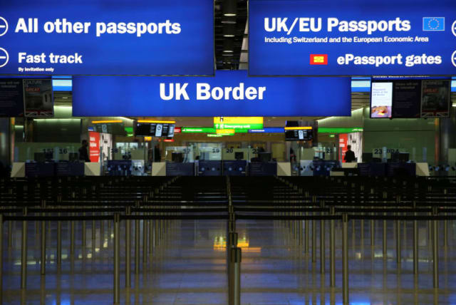  FOTO DE ARCHIVO: El control fronterizo del Reino Unido en la Terminal 2 del aeropuerto de Heathrow en Londres. (photo credit: REUTERS)