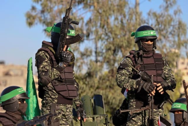  Terroristas de Hamas (photo credit: MOHAMMED ABED/AFP via Getty Images)