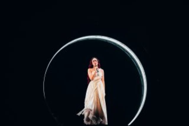  La concursante israelí de Eurovisión Eden Golan ensaya su canción "Hurricane" antes de su actuación en las semifinales en Malmo, Suecia, el 3 de mayo de 2024. (photo credit: SARAH LOUISE BENNETT/EBU)