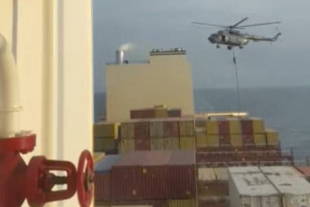  Un funcionario se desliza por una cuerda durante una incursión en helicóptero en el buque MSC Aries en alta mar en esta captura de pantalla obtenida de un vídeo difundido en las redes sociales el 13 de abril de 2024. (photo credit: REUTERS)