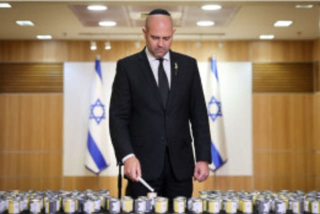  El presidente de la Knesset, Amir Ohana, enciende una vela en memoria de Ada Dadosh, asesinada en el campo de concentración de Giado, en Libia. (photo credit: KNESSET)