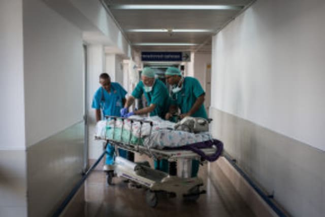 Médicos llevan a Zahran Khamis Haji, de dos años, para recuperarse tras cirugía a corazón abierto en Centro Médico Wolfson, Israel, el 13 de agosto de 2018. (photo credit: HADAS PARUSH/FLASH90)