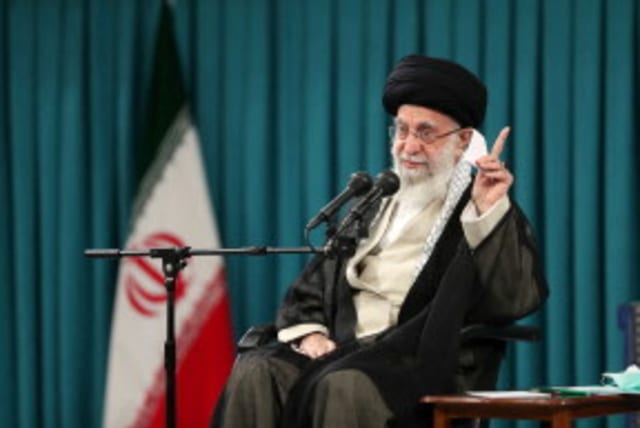 El líder supremo de Irán, el ayatolá Ali Jamenei, habla durante una reunión con un grupo de élites académicas y talentos científicos en Teherán, Irán, 19 de octubre de 2022. (photo credit: Office of the Iranian Supreme Leader/WANA/Handout via Reuters)