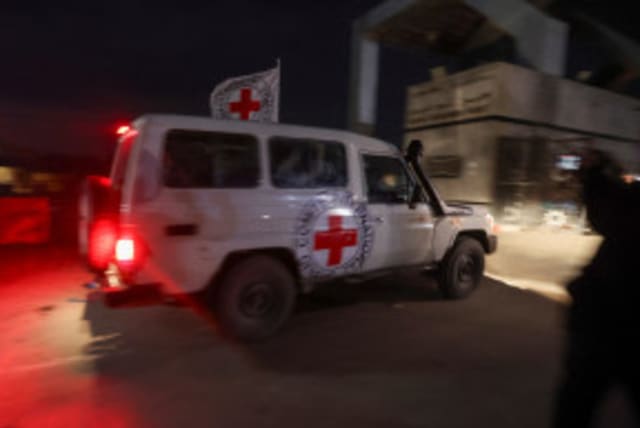  Un vehículo de la Cruz Roja con rehenes de Hamás llega a Rafah. Acuerdo de intercambio de rehenes entre Hamás e Israel.  (photo credit: REUTERS/IBRAHEEM ABU MUSTAFA)