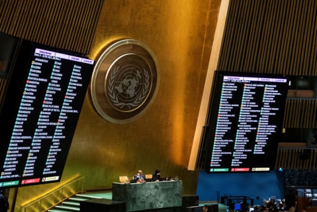  Pantallas muestran los resultados de la votación durante la votación de la Asamblea General de las Naciones Unidas sobre un proyecto de resolución que reconocería a los palestinos como cualificados para convertirse en miembro de pleno derecho de la ONU, en Nueva York, EE.UU., el 10 de mayo de 2024. (photo credit: Eduardo Munoz/Reuters)
