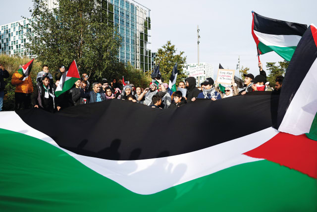  HAMAS SUPPORTERS protest at the headquarters of the International Criminal Court (ICC) in The Hague, Netherlands, soon after the Gaza war was launched in October, last year.  (photo credit: PIROSCHKA VAN DE WOUW/REUTERS)