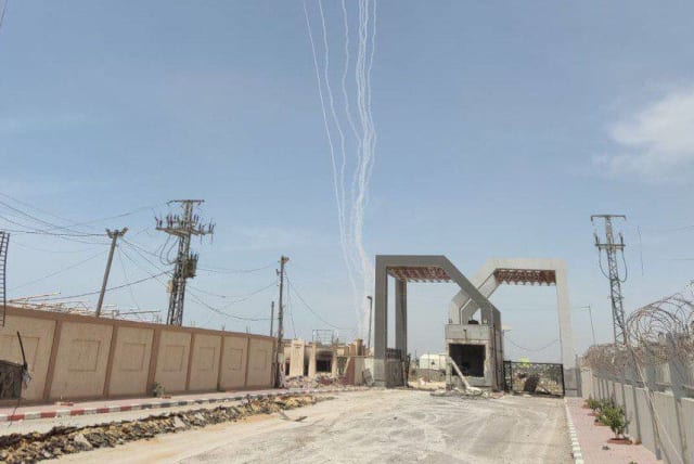  Un reciente lanzamiento de cohetes de Hamás visto desde Rafah, sur de Gaza, 26 de mayo de 2024. (photo credit: VIA MAARIV ONLINE)