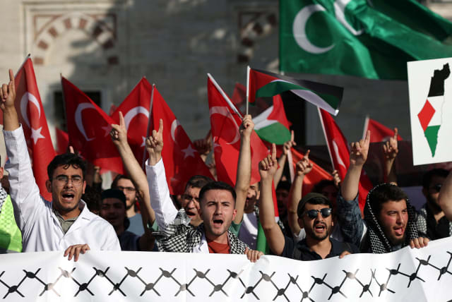  Manifestantes propalestinos, estudiantes de varias universidades turcas, gritan consignas frente al campus principal de la Universidad de Estambul, en medio del actual conflicto entre Israel y Hamás, en Estambul, Turquía, 18 de mayo de 2024. (photo credit: REUTERS/MURAD SEZER)
