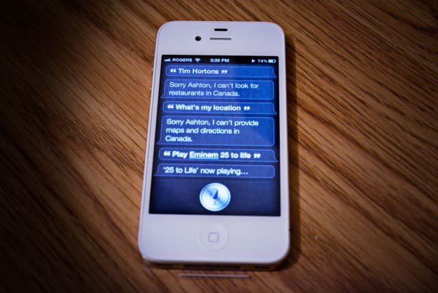 Image of person in Canada trying to using Siri in 2011 before it was implemented in the country. Uploaded on 31/5/2024 (photo credit: ASHTON EMANUEL/FLICKR)